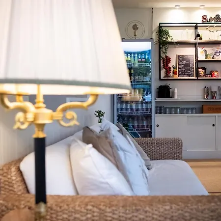 לינה וארוחת בוקר De La