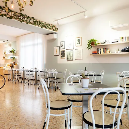 לינה וארוחת בוקר De La 3*