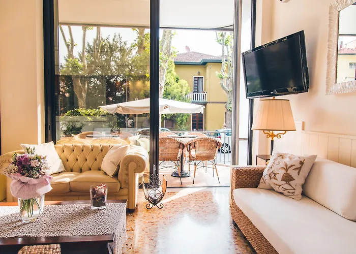 Bed and Breakfast De La 3*